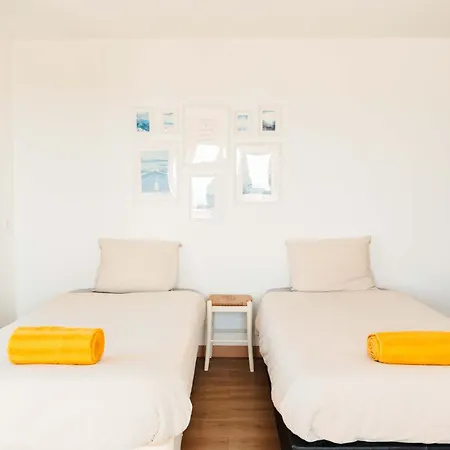 אכסניה Arrifana Surf Camp *