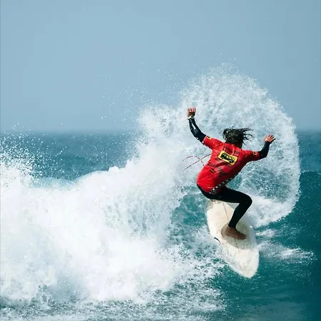 Ostello Arrifana Surf Camp *